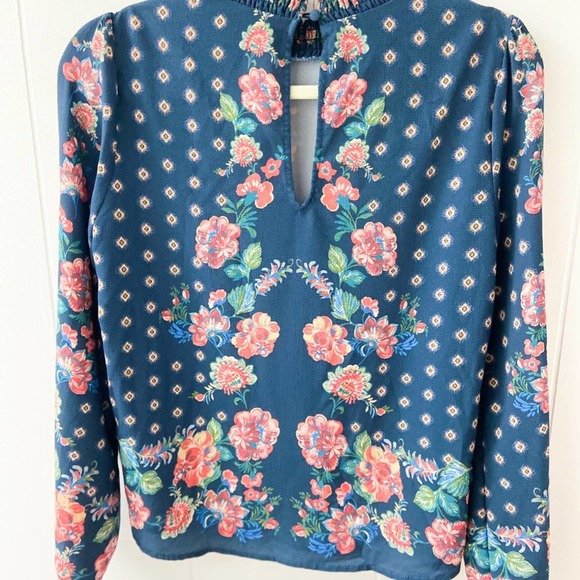 floral printed, turtleneck style top - Picture 8 of 9